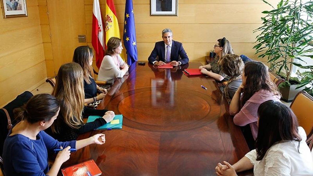 Revilla reunido en la sede del Gobierno con colectivos de mujeres. | LARA REVILLA