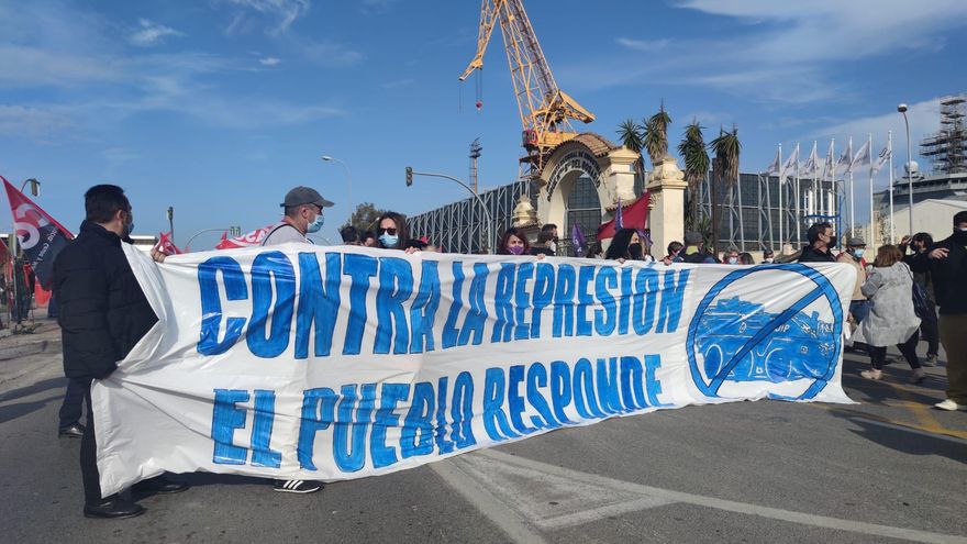 Manifestación en Cádiz contra la represión policial en la huelga del metal: "No nos paran ni con tanquetas ni con el ejército entero"