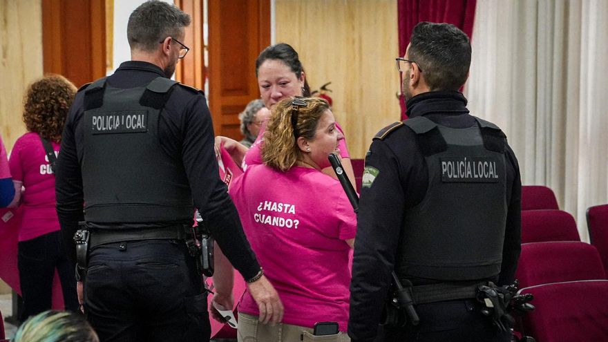 La Policía Local desaloja del Salón de Plenos a las trabajadoras de ayuda a domicilio.
