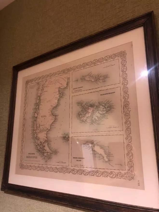 La réplica del Colton's Patagonia de 1869 en el hotel Llao Llao, con las Malvinas identificadas como “Falkland Islands”.