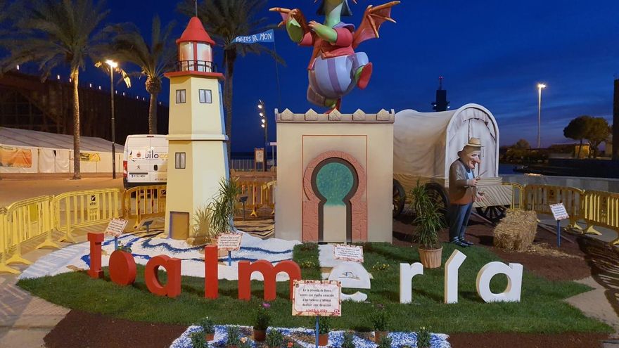 El Ayuntamiento de Almería utiliza un monumento a las víctimas del nazismo para sujetar la carpa de una fiesta fallera