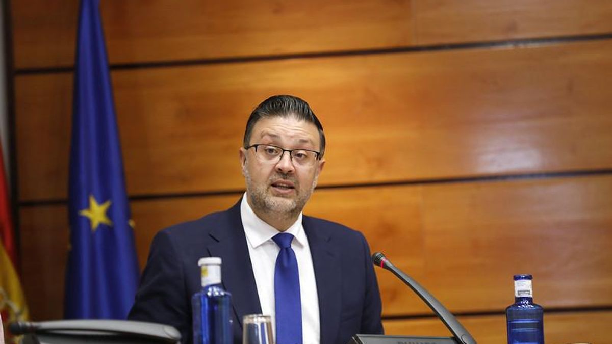 El consejero de Educación, Cultura y Deportes, Amador Pastor, ha comparecido en la Comisión de Economía y Presupuestos