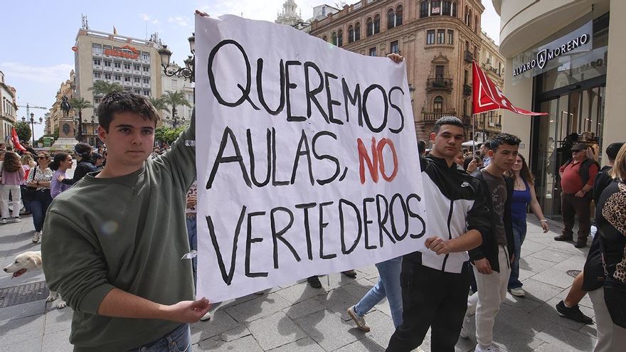 Los impagos llevan a limpiadoras a recurrir a Cáritas y a alumnos alérgicos al polvo, a faltar a clase