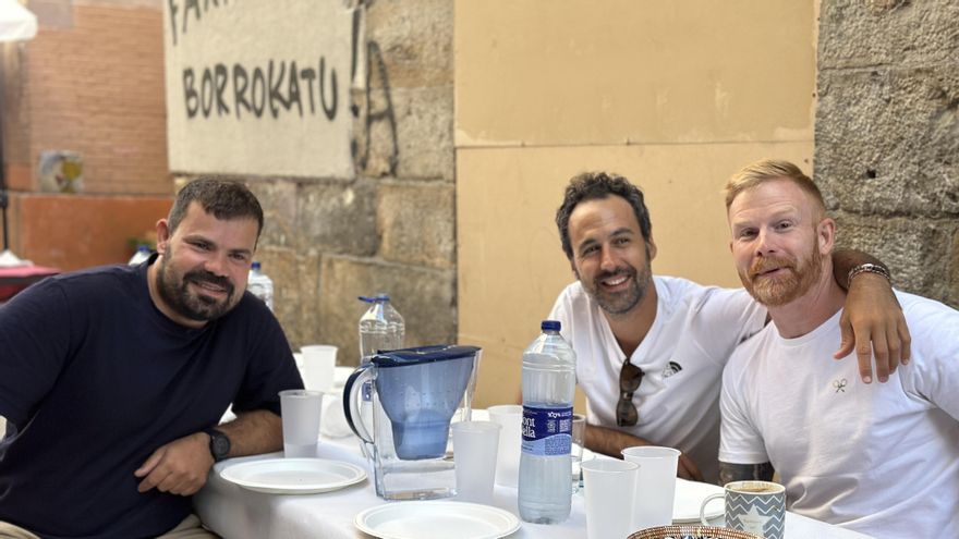 Cuadrilla de amigos preparando el almuerzo en la calle Calderería