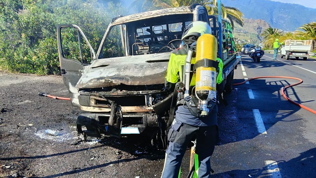 Arde una camioneta en la  carretera del aeropuerto de La Palma