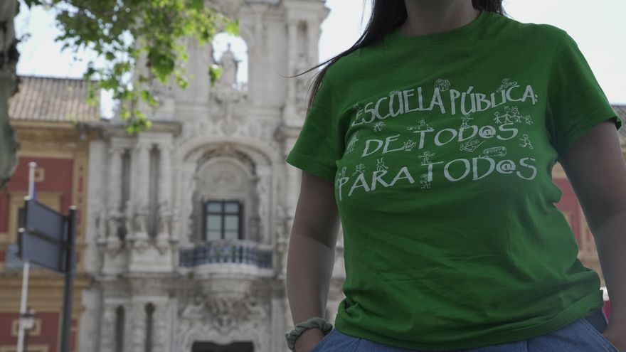 Una noche al raso por la educación pública: interinos andaluces acampan en la calle 24 horas antes de manifestarse