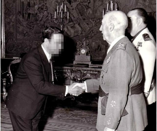 Los políticos españoles hacían reverencias al dictador Franco.