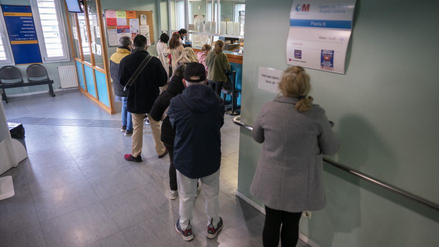 Colas en el centro de salud Angela Uriarte, Vallecas.