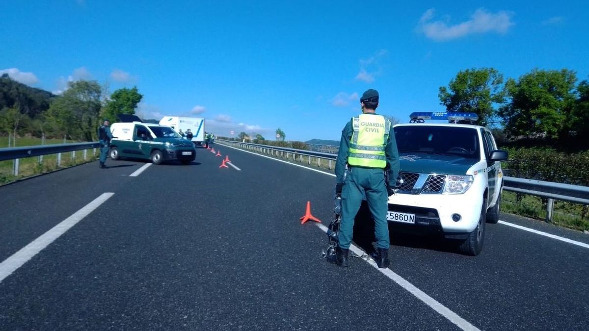 Control policial durante el estado de alarma entre Cantabria y el País Vasco. | ARCHIVO