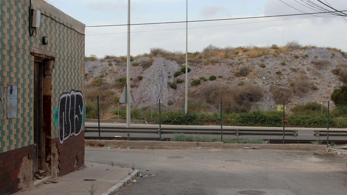 En Los Mateos, el páramo tóxico de El Hondón está siempre muy cerca, y las vallas y los carteles fluorescentes con señal de prohibición lo anuncian: "Residuos peligrosos".