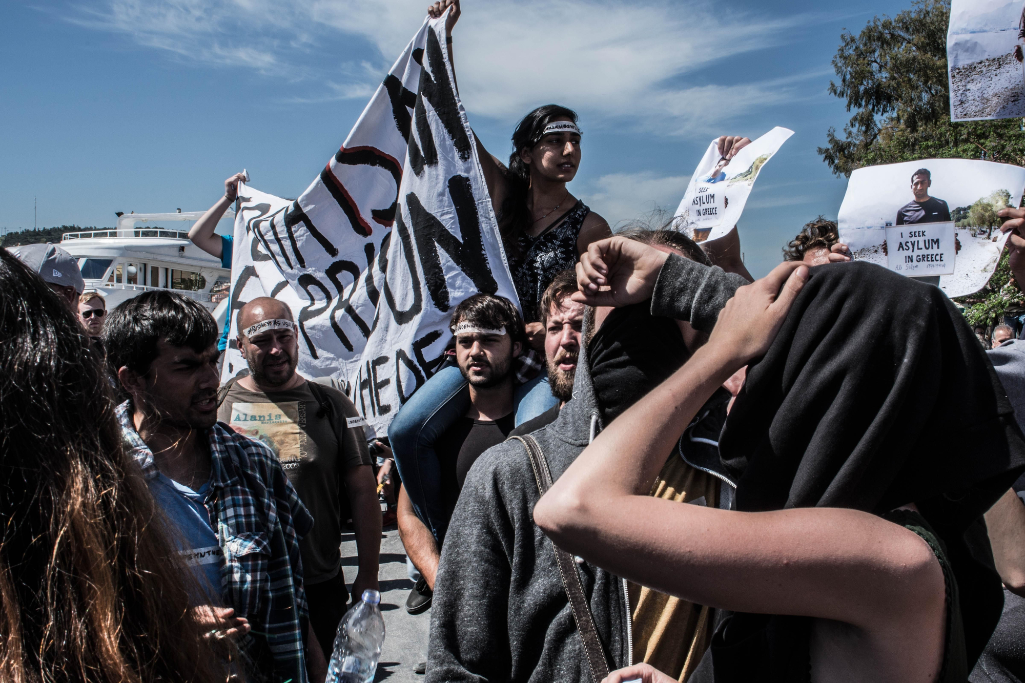 Protesta en el puerto de Mytilini, en la isla de Lesbos