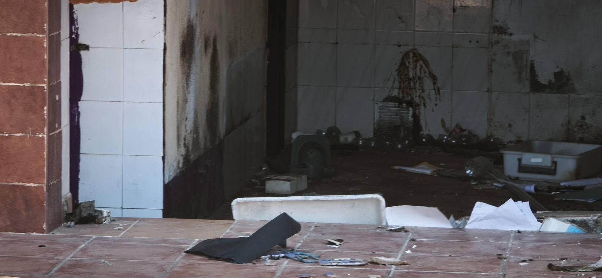 Residuos en el antiguo edificio de la Cofradía de Pescadores, en la zona de la playa de Las Teresitas.