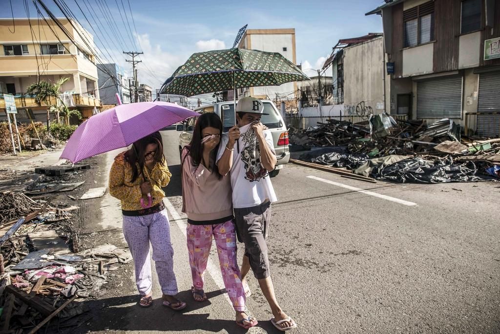 Ciudad de Tacloban, isla de Leyte. “La ciudad está sumida en el caos y llena de deshechos y de bolsas con cadáveres. El hedor es inaguantable. Comparto una pomada de hierbas con aquellos que no llevan máscara o protección”, explicaba Yann Libessart desde Tacloban. © Yann Libessart/MSF