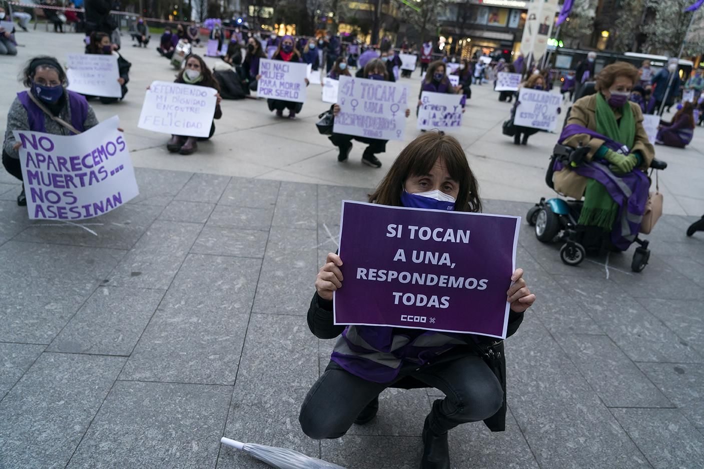 Sentada feminista en recuerdo de las mujeres asesinadas en Santander durante el 8M.