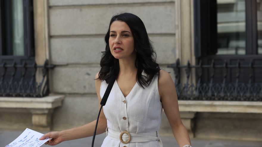 La líder de Ciudadanos, Inés Arrimadas, hace una declaración a la prensa a las puertas del Congreso de los Diputados durante la última sesión del debate sobre el estado de la nación, con la votación de las propuestas de resolución que han registrado y pactado los grupos parlamentarios, y que no son vinculantes sino que pretenden orientar la acción política del Gobierno, este jueves. EFE/Zipi