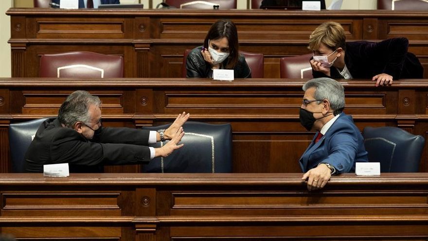 Ángel Victor Torres (i), Román Rodríguez (d), y las diputadas del grupo parlamentario Socialista Nira fierro (2i) y Nayra Alemán (2d) durante el debate de los Presupuestos