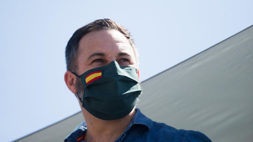 Archivo - El presidente de Vox, Santiago Abascal, montado en un autobús durante la congregación de coches y motos, con pancartas y banderas de España, por las calles de la capital en la manifestación de Vox para pedir la dimisión del Gobierno de Pedro Sán