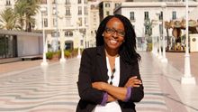 Rita Bosaho, en el puerto de Alicante con la ciudad a sus espaldas