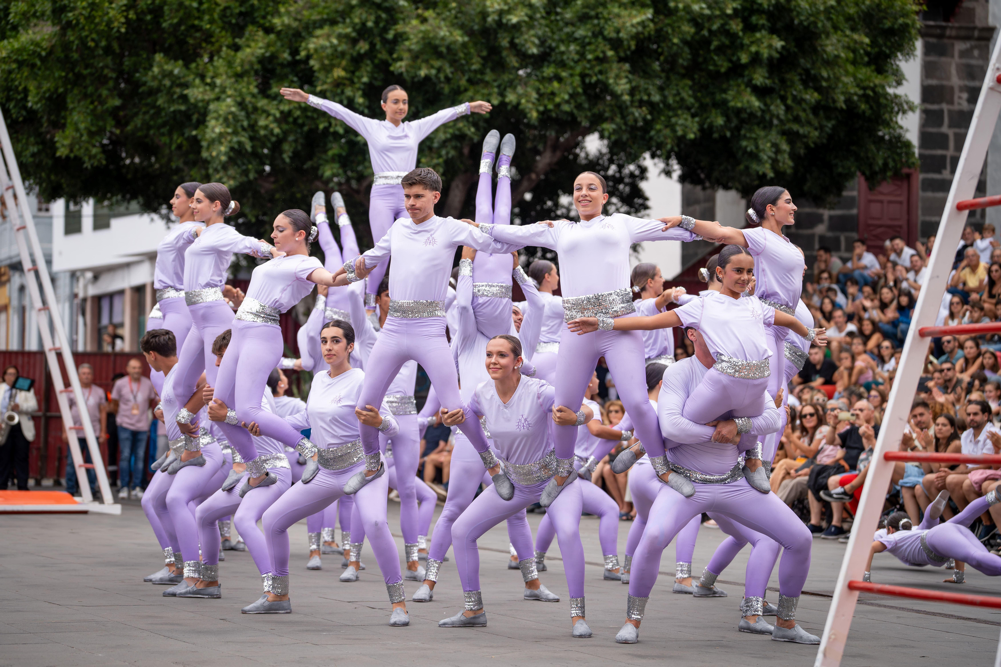 Cuerpos que dibujan el aire: ‘Los Acróbatas’ deslumbran en Santa Cruz de La Palma en la Semana Grande de la Bajada de la Virgen.