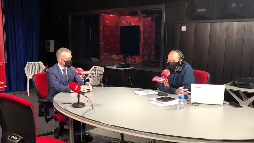 Urkullu augura que "más pronto que tarde" se podrá relajar el uso de las mascarillas en exteriores