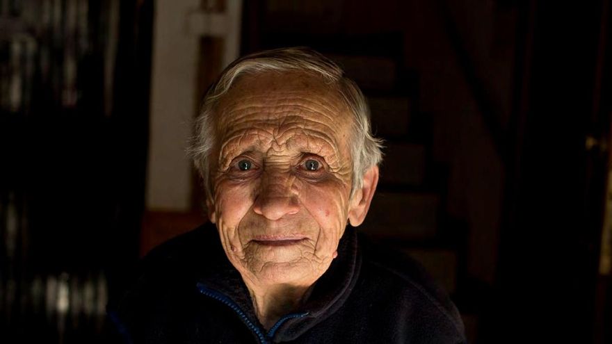 En la comarca de las Tierras Altas sorianas, en el pueblo de Los Campos, Dolores García me dijo un día de 2016: “Para mi madre no hubo Dios. Ahora sí hay Dios, pero para ella no lo hubo. Viuda, con niños pequeños, teniendo que pedir y nadie le daba”.