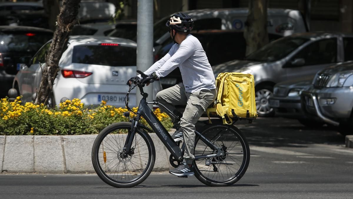 Repartidor de Glovo a las horas de más calor en Córdoba