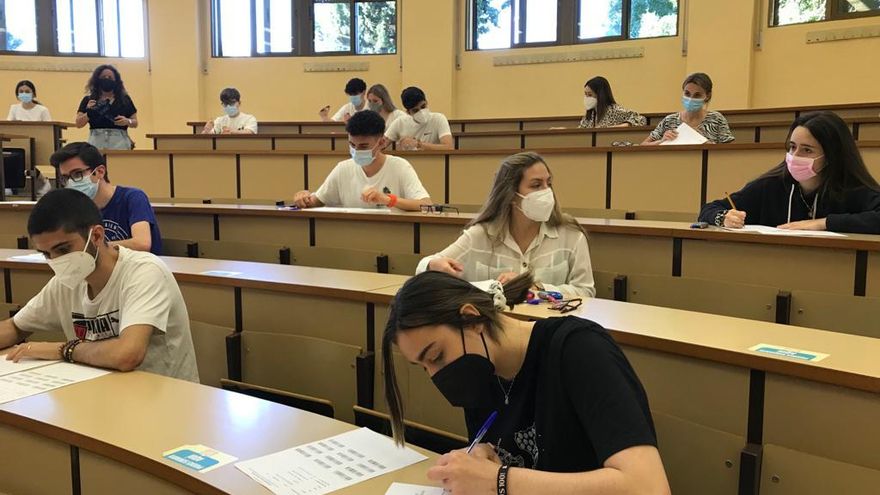 Sánchez anuncia que se empezará a vacunar a los adolescentes dos semanas antes del inicio del curso escolar