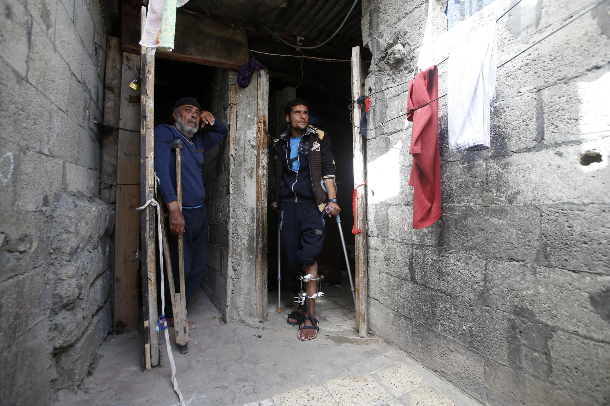 Endeudados para poder sobrevivir. Murad comienza a llorar cuando describe que no han podido pagar la cuenta del gas de su casa, que sólo tiene una habitación, y lo mal que lo han pasado debido a ello. Cuenta que se ha tenido que endeudar para poder comprar galletas y pan. "Puedes saber quiénes son tus amigos durante los tiempos difíciles", dice. "Ahora veo que no tengo ninguno". En la imagen, en la casa de su padre, quien perdió una pierna debido a un accidente.