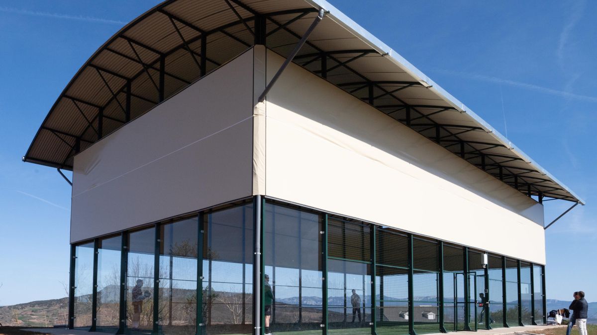 Sotés ya cuenta con pista de pádel cubierta