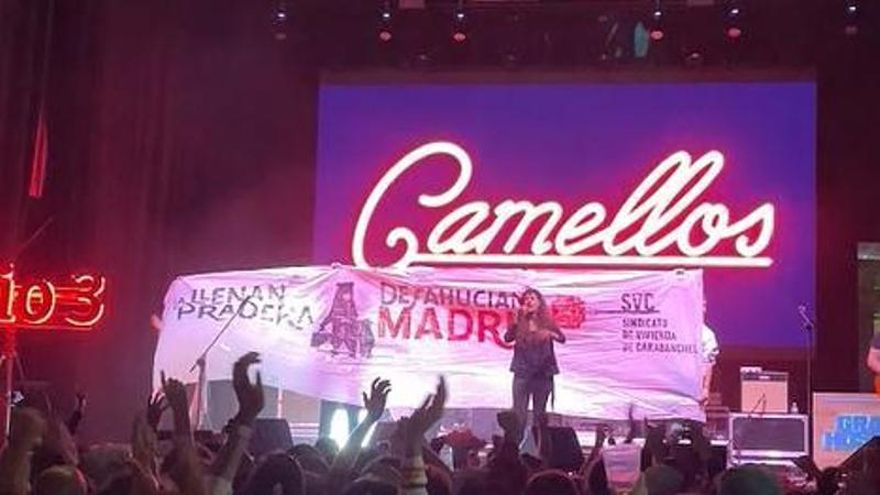 El Sindicato de Vivienda de Carabanchel vuelve a subirse al escenario de san Isidro durante el concierto de Camellos: "Mientras llenan la pradera desahucian Madrid"