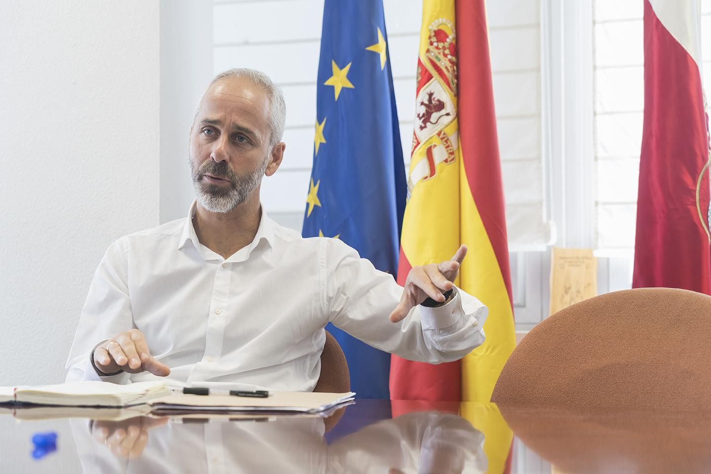 El nuevo consejero sustituye en el cargo a la regionalista Marina Lombó.