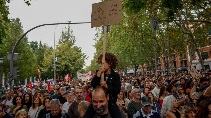 Manifestación convocada por el Sindicato de Inquilinas para denunciar la caída de los decretos de la vivienda y reclamar una rebaja del 50 % en los alquileres, la exigencia de contratos indefinidos y también la expropiación de las viviendas a los fondos buitres, mientras llama a la huelga general, este sábado. EFE/ Daniel Gonzalez