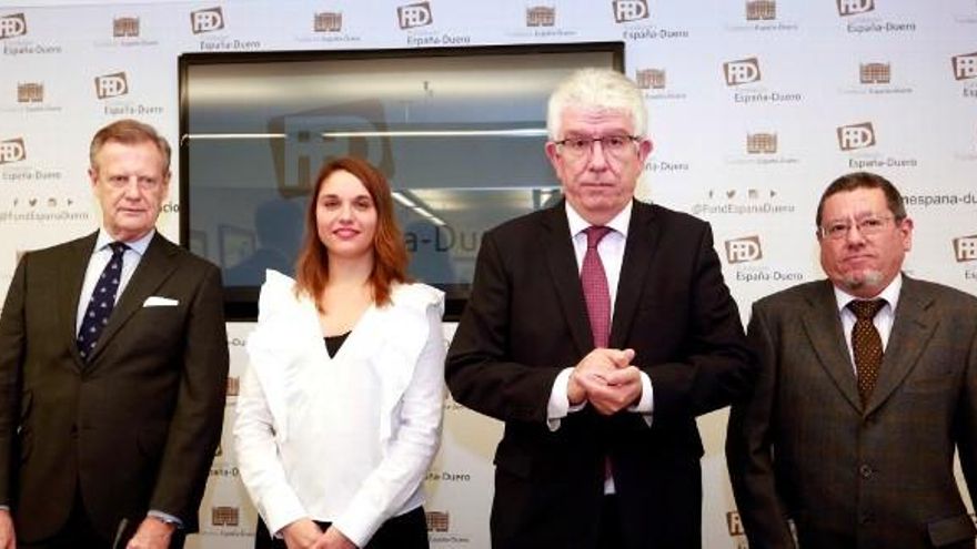 Carlos S. Campillo / ICAL Fundación España-Duero: Luis Carlos García (D) y Jorge García (I) y la directora, Blanca de Elías, junto al presidente de la fundación José Ángel Hermida.