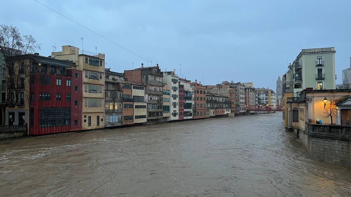 El temporal obliga a suspender clases en Girona y dispara el caudal de los ríos Daró y Onyar