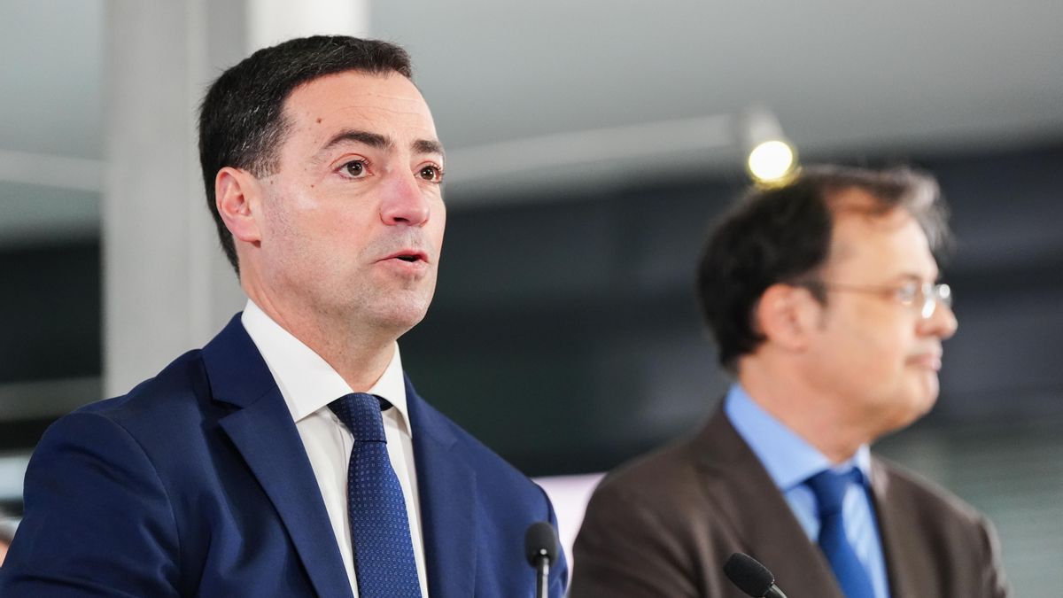 El lehendakari, Imanol Pradales, con el consejero Alberto Martínez