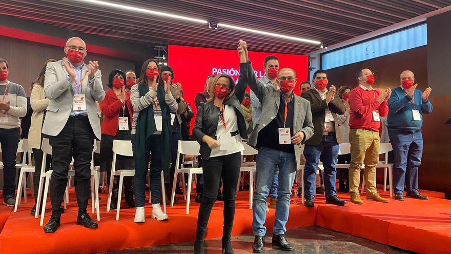 Mayte Pérez y Javier Lambán en la clausura del 10º Congreso del PSOE de Teruel.