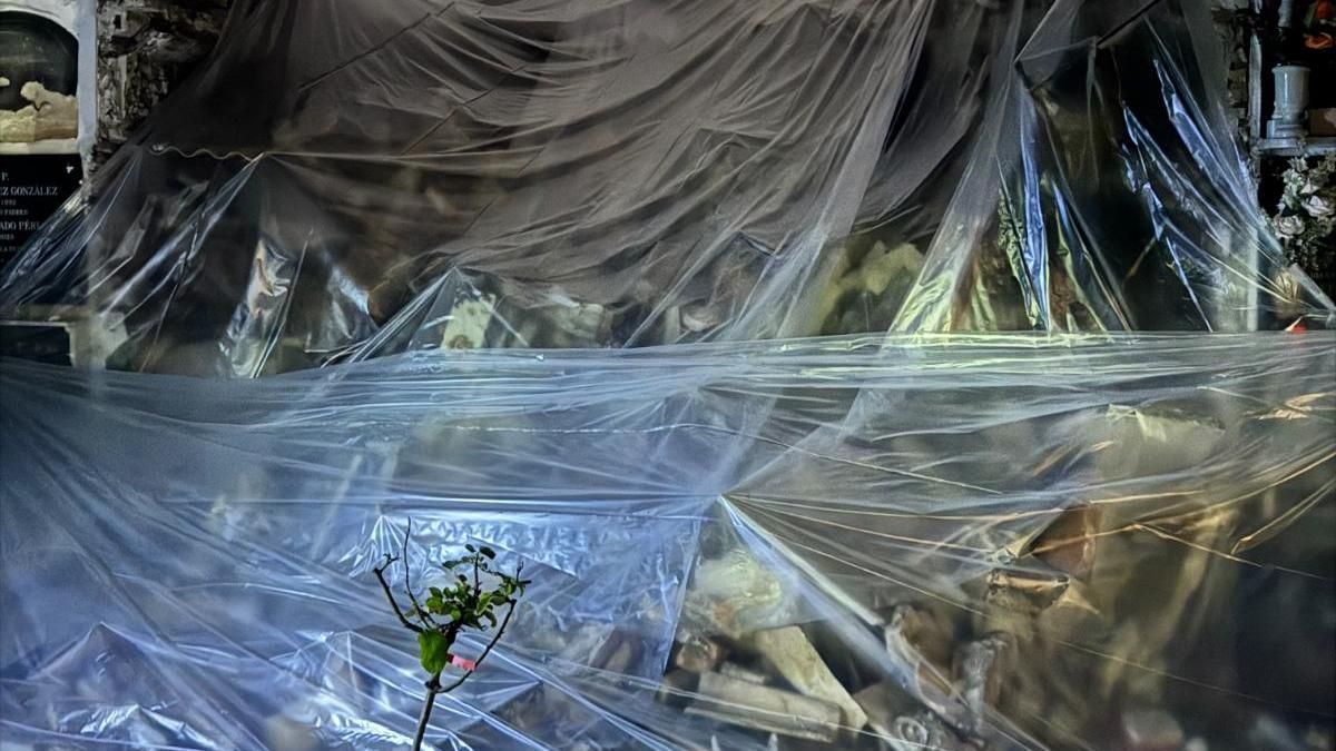 Un desprendimiento se lleva por delante 25 nichos del cementerio de Priego de Córdoba