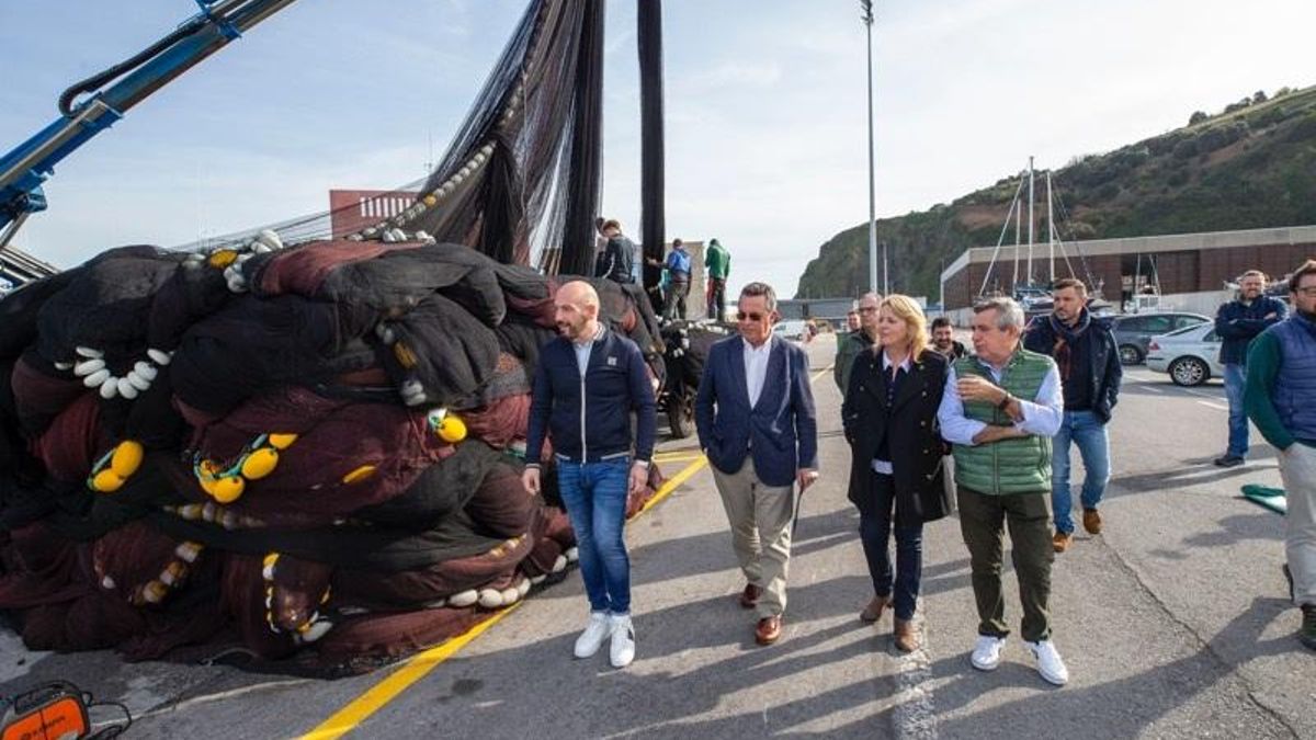 El Gobierno de Cantabria lamenta el "profundo golpe" al sector pesquero cántabro con la reducción del 70% en las cuotas de verdel