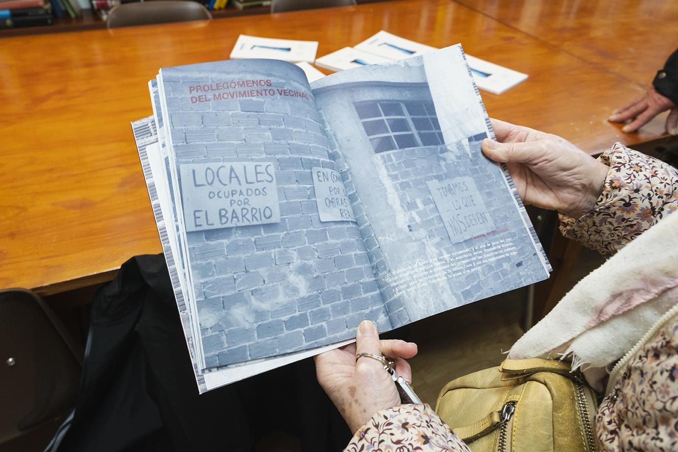 Carmen Rivas enseña una foto del libro 'Historias del Barrio San Francisco'.