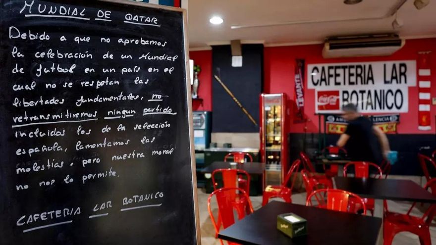 El bar de València que no retransmite el "Mundial de sangre" de Qatar: "Nuestra moral no nos deja"