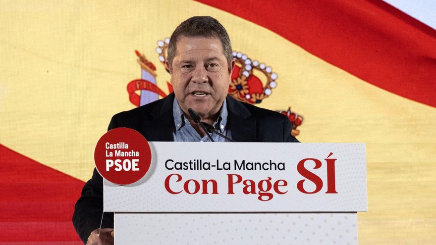 El presidente de Castilla-La Mancha y candidato a la reelección por el PSOE, Emiliano García-Page, interviene en el acto de cierre de campaña electoral que los socialistas celebran hoy viernes en Cuenca. EFE/ José del Olmo