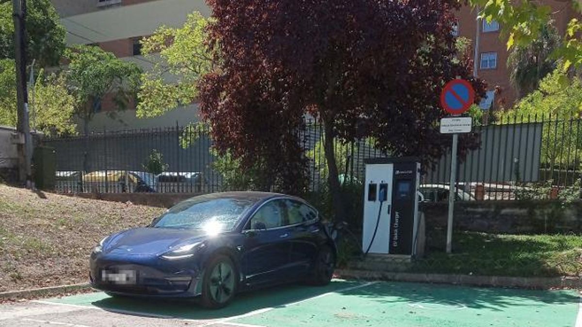 Punto de recarga de vehículos eléctricos instalado en Cáceres