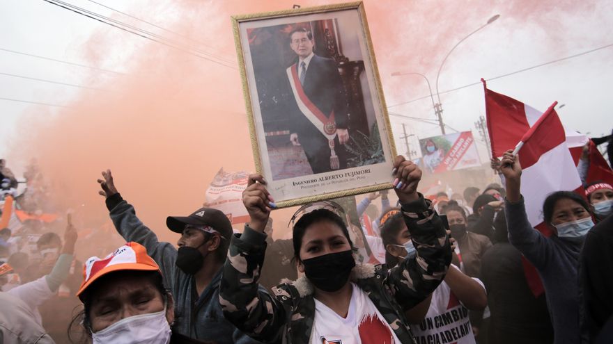 Una mujer sostiene un retrato del expresidente peruano Alberto Fujimori, padre de la candidata Keiko Fujimori, durante un mitin con sus simpatizantes en Lima. 