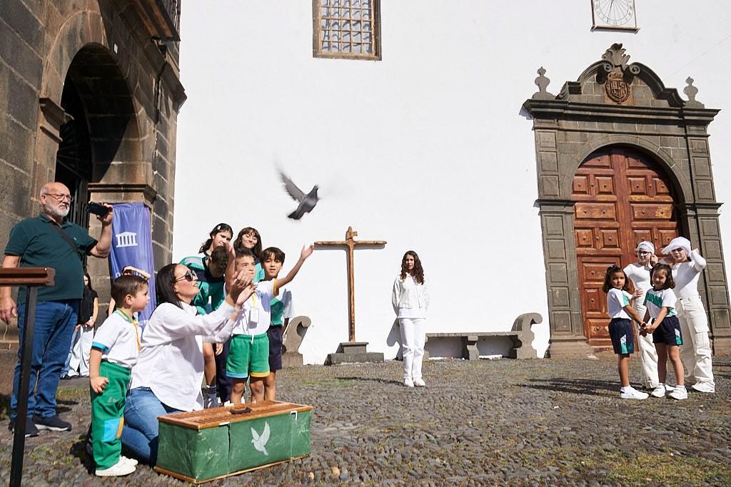 Más de 500 alumnos del Colegio Santo Domingo de Guzmán recorrieron la calle Álvarez Abreu en una marcha silenciosa por la paz, la justicia y la libertad. JOSÉ F. AROZENA