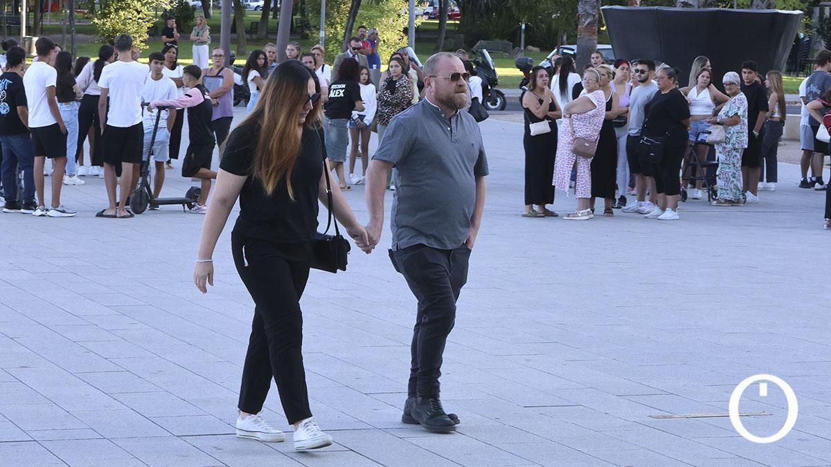 Los padres de Álex Ortega entrando a la Ciudad de la Justicia