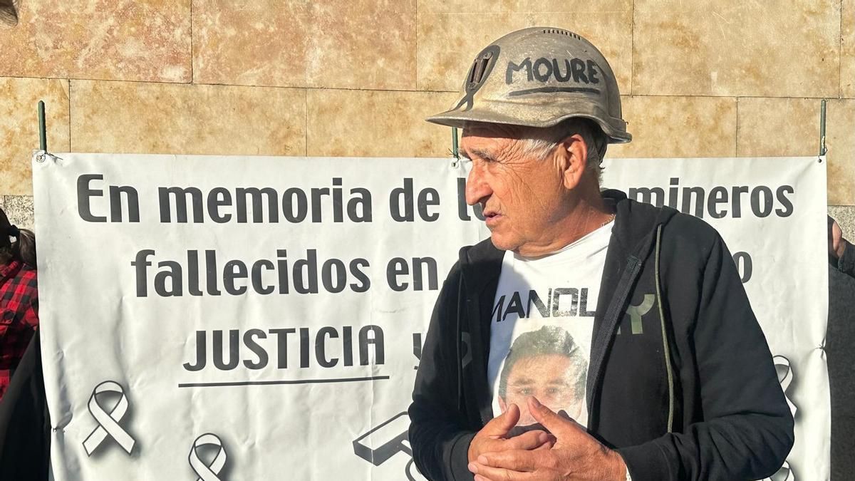 Manuel Moure, padre de unos de los fallecidos en el accidente de la Hullera Vasco-Leonesa, este jueves a las puertas de los Juzgados de León