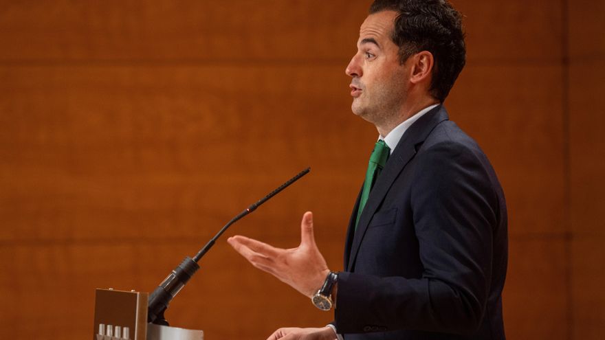 Aguado pide el cese del gerente del Clínico por la vacunación irregular