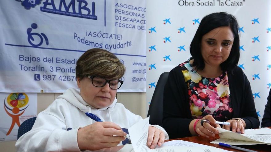 César Sánchez / ICAL La directora del Área de Negocio de Caixabank en el Bierzo, Mª Belén Rodríguez Villar (D), junto a la presidenta de Ambi, Maitén Abad (I)