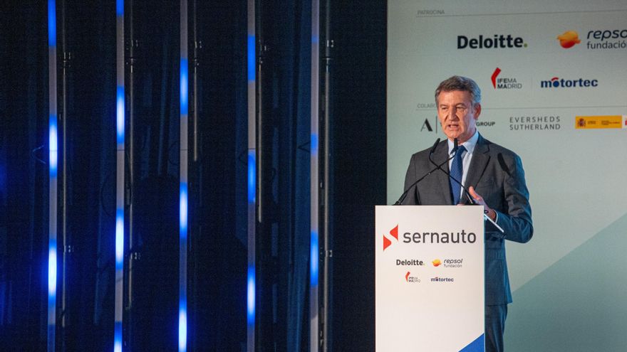 El presidente del PP, Alberto Núñez Feijóo, interviene durante la inauguración del XII encuentro de Sernauto, en el Auditorio Sur de Ifema Madrid, a 19 de junio de 2025, en Madrid (España). Bajo el lema “ADN España. Impulso, inteligencia y resiliencia”, e