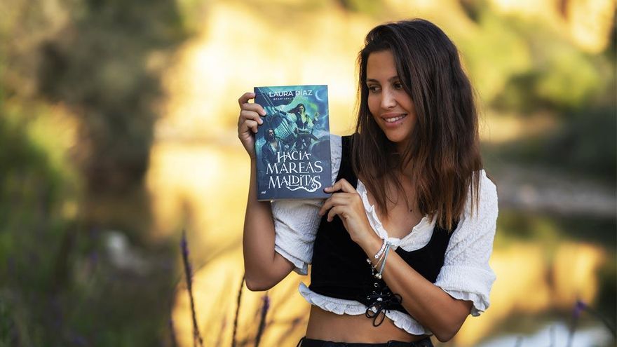 Laura Díaz, la escritora leonesa de Fantasía que triunfa en las redes sociales hablando de literatura